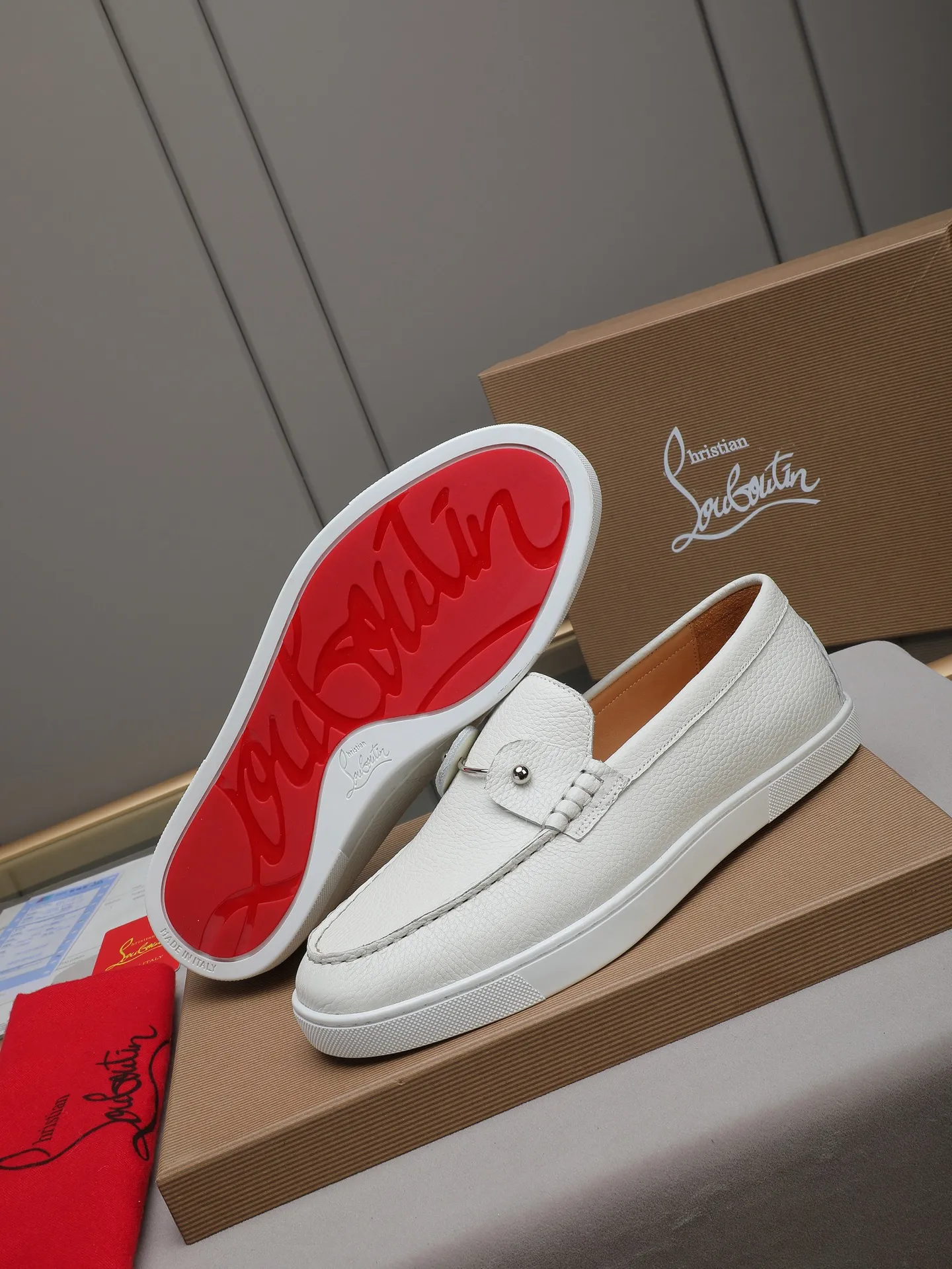 PP480 Christian Louboutin (red-soled shoes) Italian men's casual sneakers are shipped! Each pair of shoes from this Italian handmade shoe brand has a simple and classic design, which is very comfortable and versatile! The upper fabric of this shoe is made of imported cowhide, with high-end and comfortable cowhide lining! The outsole is made of original rubber bottom sheets and is lined with cowhide! Brand-specific mold-opening foot bed, exclusive private mold control! Original box packaging! 39 40 41 42 43 44 (38 45 46 customized)